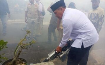 Anggota DPR RI Bambang Haryo Soekartono lakukan fogging di pedesaan Sidoarjo.