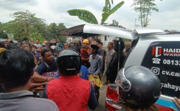 Proses pencairan bocah hanyut terseret arus di sungai Sidoarjo