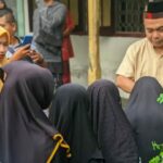 Syarif Hidayatullah, Pengasuh Asrama Sulaiman Bilqis Pondok Pesantren Darul Ulum, Jombang, saat berbagi sedekah./bongkah.id/Karimatul Maslahah/