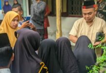 Syarif Hidayatullah, Pengasuh Asrama Sulaiman Bilqis Pondok Pesantren Darul Ulum, Jombang, saat berbagi sedekah./bongkah.id/Karimatul Maslahah/