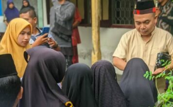 Syarif Hidayatullah, Pengasuh Asrama Sulaiman Bilqis Pondok Pesantren Darul Ulum, Jombang, saat berbagi sedekah./bongkah.id/Karimatul Maslahah/