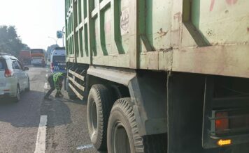 Kendaraan motor yang dikendarai ibu dan anak terlibat lakalantas di Jombang./bongkah.id/Karimatul Maslahah/