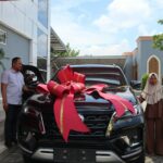 Pasutri berprofesi petani di Jombang saat menerima hadiah mobil Fortuner./bongkah.id/Karimatul Maslahah/