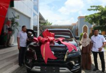 Pasutri berprofesi petani di Jombang saat menerima hadiah mobil Fortuner./bongkah.id/Karimatul Maslahah/