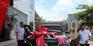 Pasutri berprofesi petani di Jombang saat menerima hadiah mobil Fortuner./bongkah.id/Karimatul Maslahah/