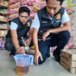 polisi saat melakukan sidak minyak goreng di pasar tradisional Jombang./bongkah.id/Karimatul Maslahah/