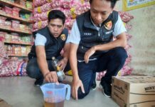 polisi saat melakukan sidak minyak goreng di pasar tradisional Jombang./bongkah.id/Karimatul Maslahah/