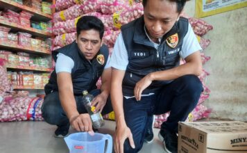 polisi saat melakukan sidak minyak goreng di pasar tradisional Jombang./bongkah.id/Karimatul Maslahah/