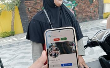 Korban penipuan arisan bodong saat tunjukkan foto pelaku./bongkah.id/Karimatul Maslahah/