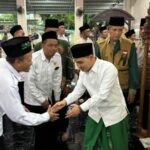 Bupati Mojokerto Muhammad Al Barra menyerahkan dana hibah untuk masjid Baitul Muttaqin Kenanten Puri.