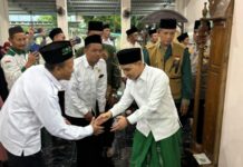 Bupati Mojokerto Muhammad Al Barra menyerahkan dana hibah untuk masjid Baitul Muttaqin Kenanten Puri.