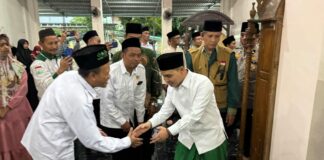 Bupati Mojokerto Muhammad Al Barra menyerahkan dana hibah untuk masjid Baitul Muttaqin Kenanten Puri.