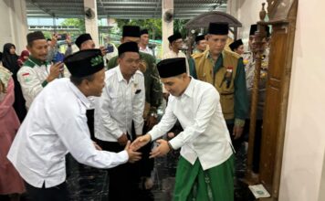Bupati Mojokerto Muhammad Al Barra menyerahkan dana hibah untuk masjid Baitul Muttaqin Kenanten Puri.