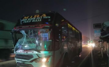 kendaraan bus usai terlibat lakalantas karambol di Jombang./bongkah.id/Karimatul Maslahah/