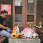 Heri Purwanto saat melukis gerabah di kedai Viapi, Sambongdukuh, Jombang./bongkah.id/Karimatul Maslahah/