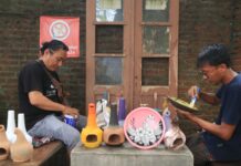 Heri Purwanto saat melukis gerabah di kedai Viapi, Sambongdukuh, Jombang./bongkah.id/Karimatul Maslahah/