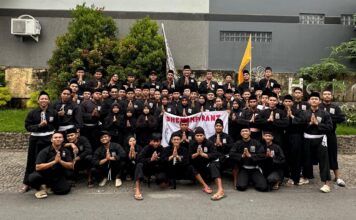 Persaudaraan Setia Hati Terate (PSHT) Unit Semampir, Ranting Kota, Cabang Kota Kediri menggelar kegiatan Safari Ramadhan dengan berbagi takjil menjelang waktu berbuka puasa. Kegiatan ini berlangsung pada Minggu (16/3/2025) di Jalan Imam Bonjol, Kota Kediri.