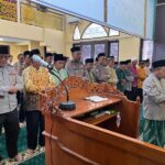 Anggota Polres Mojokerto menggelar shalat ghaib.