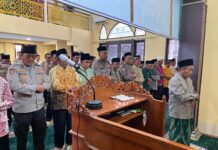 Anggota Polres Mojokerto menggelar shalat ghaib.