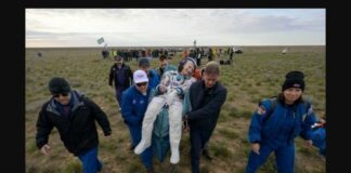 Astronot NASA Don Pettit dibawa ke tenda medis tak lama setelah kembali ke Bumi.(Tangkapan layar via The Independent)