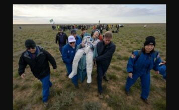 Astronot NASA Don Pettit dibawa ke tenda medis tak lama setelah kembali ke Bumi.(Tangkapan layar via The Independent)
