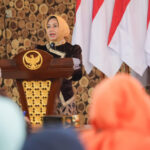 Wali Kota Mojokerto Ika Puspitasari memberikan arahan Bimbingan Teknis (Bimtek) pengoperasian aplikasi pengelolaan dana BOSP ARKAS-MARKAS Kemedikbudristek dengan aplikasi SIPD Kemendagri di depan kepala sekolah, bendahara dan operator dana bos dari SD dan SMP negeri, Senin (21/4/2025).
