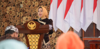 Wali Kota Mojokerto Ika Puspitasari memberikan arahan Bimbingan Teknis (Bimtek) pengoperasian aplikasi pengelolaan dana BOSP ARKAS-MARKAS Kemedikbudristek dengan aplikasi SIPD Kemendagri di depan kepala sekolah, bendahara dan operator dana bos dari SD dan SMP negeri, Senin (21/4/2025).