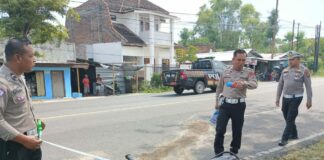 Polisi saat melakukan olah TKP di Jalan Raya Prof Dr Nurcholis Madjid./bongkah.id/Karimatul Maslahah/