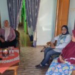 Anggota DPR RI Sadarestuwati saat mengunjungi rumah Masruroh di Jombang./bongkah.id/Karimatul Maslahah/
