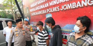 Kapolres Jombang AKBP Ardi Kurniawan (kedua kiri) menunjukkan tersangka peredaran minuman beralkohol. Bongkah id/Karimatul Maslahah/