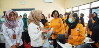 Wali Kota Mojokerto, Ika Puspitasari saat melaunching SOTH angkatan ke-1 dan Selantang angkatan ke-3 Kelurahan Meri, bertempat di Aula Kantor Kelurahan Meri, Rabu (30/4/2025)