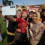 Wali Kota Mojokerto, Ika Puspitasari saat Upacara Peringatan Hari Pendidikan Nasional yang digelar di Lapangan Sasana Praja Abhipraya, Balai Kota Mojokerto, Jumat (2/5/2025).