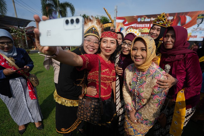 1000728833 Wali Kota Mojokerto, Ika Puspitasari saat Upacara Peringatan Hari Pendidikan Nasional yang digelar di Lapangan Sasana Praja Abhipraya, Balai Kota Mojokerto, Jumat (2/5/2025).