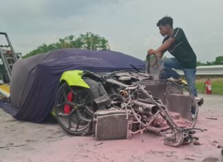 Lamborgini Revuelto di tol Jomo./bongkah.id/Karimatul Maslahah/