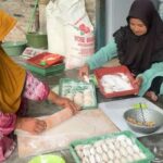 Nanik Hariyati dan Solihati warga Sumobito Jombang saat memproduksi cireng./bongkah.id/Karimatul Maslahah/