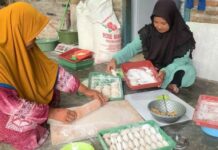 Nanik Hariyati dan Solihati warga Sumobito Jombang saat memproduksi cireng./bongkah.id/Karimatul Maslahah/