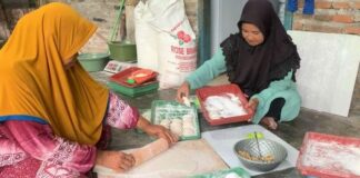Nanik Hariyati dan Solihati warga Sumobito Jombang saat memproduksi cireng./bongkah.id/Karimatul Maslahah/