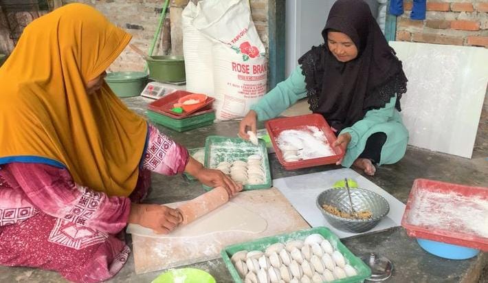 1000729371 Nanik Hariyati dan Solihati warga Sumobito Jombang saat memproduksi cireng./bongkah.id/Karimatul Maslahah/