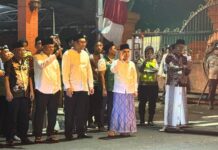 Bupati Mojokerto Muhammad Al Barra saat melepas jamaah calon haji kloter 12 dan 13, Senin (5/5/2025).