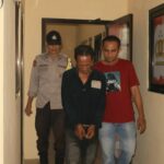 Pelaku saat diamankan oleh anggota reskrim Polsek Diwek, Jombang./bongkah.id/Karimatul Maslahah/