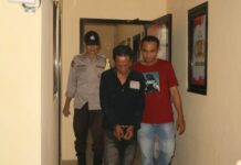 Pelaku saat diamankan oleh anggota reskrim Polsek Diwek, Jombang./bongkah.id/Karimatul Maslahah/