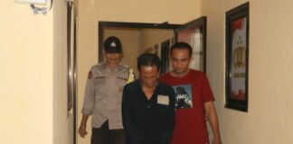 Pelaku saat diamankan oleh anggota reskrim Polsek Diwek, Jombang./bongkah.id/Karimatul Maslahah/