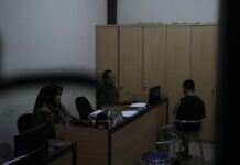 AD pelaku penganiayaan saat diperiksa di ruang unit PPA Satreskrim Polres Jombang./bongkah.id/Karimatul Maslahah/