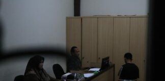 AD pelaku penganiayaan saat diperiksa di ruang unit PPA Satreskrim Polres Jombang./bongkah.id/Karimatul Maslahah/