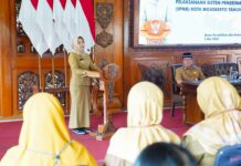 Wali Kota Mojokerto saat memberikan sambutan pada Sosialisasi Pelaksanaan Sistem Penerimaan Murid Baru (SPMB) Kota Mojokerto 2025-2026, yang berlangsung di Sabha Kridatama Rumah Rakyat Kota Mojokerto, pada Senin (5/5/2025).