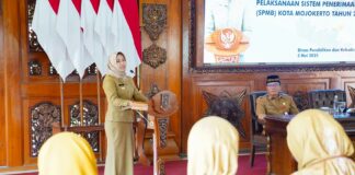 Wali Kota Mojokerto saat memberikan sambutan pada Sosialisasi Pelaksanaan Sistem Penerimaan Murid Baru (SPMB) Kota Mojokerto 2025-2026, yang berlangsung di Sabha Kridatama Rumah Rakyat Kota Mojokerto, pada Senin (5/5/2025).