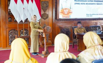 Wali Kota Mojokerto saat memberikan sambutan pada Sosialisasi Pelaksanaan Sistem Penerimaan Murid Baru (SPMB) Kota Mojokerto 2025-2026, yang berlangsung di Sabha Kridatama Rumah Rakyat Kota Mojokerto, pada Senin (5/5/2025).