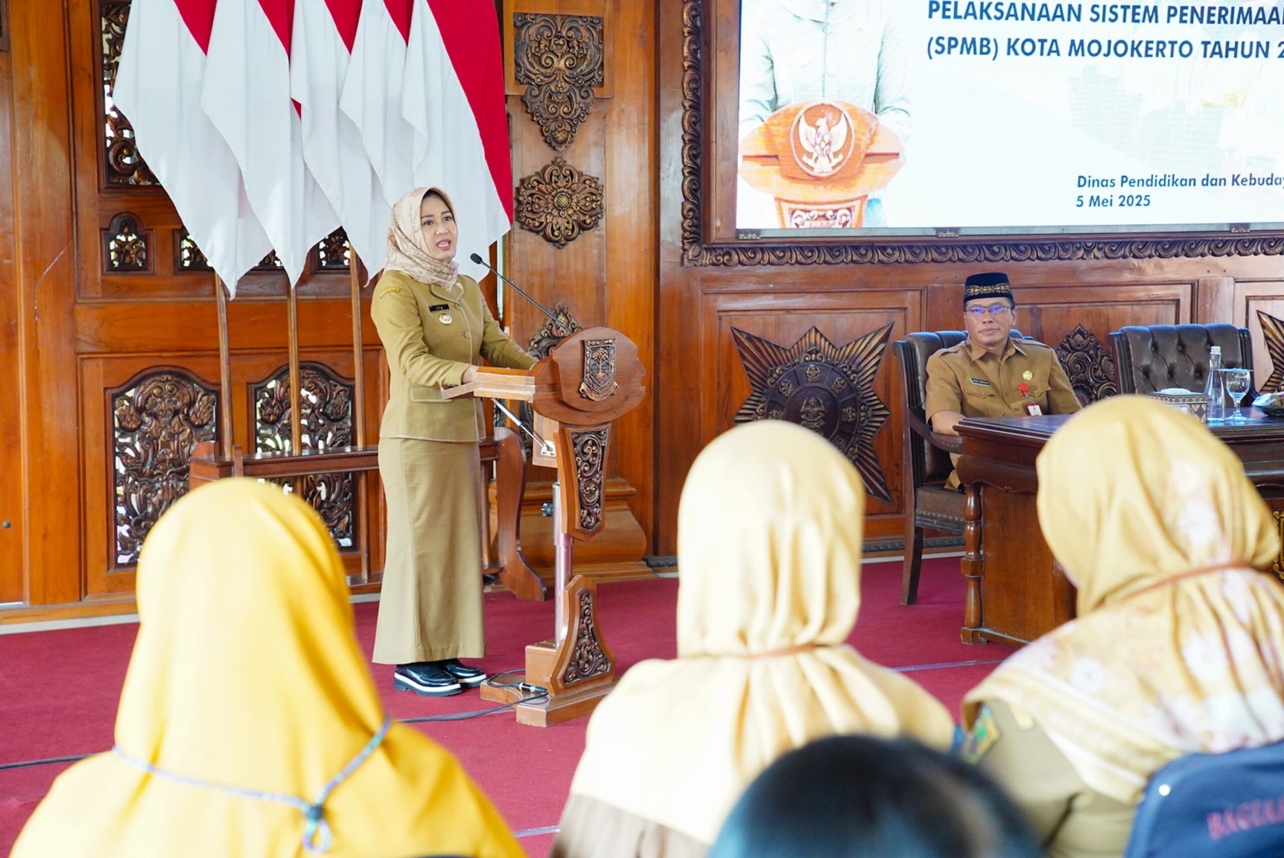 1000736365 Wali Kota Mojokerto saat memberikan sambutan pada Sosialisasi Pelaksanaan Sistem Penerimaan Murid Baru (SPMB) Kota Mojokerto 2025-2026, yang berlangsung di Sabha Kridatama Rumah Rakyat Kota Mojokerto, pada Senin (5/5/2025).