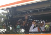 Jamaah haji kloter 18 saat mau berangkat dari Pendopo Kabupaten Jombang./bongkah.id/Karimatul Maslahah/