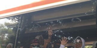Jamaah haji kloter 18 saat mau berangkat dari Pendopo Kabupaten Jombang./bongkah.id/Karimatul Maslahah/